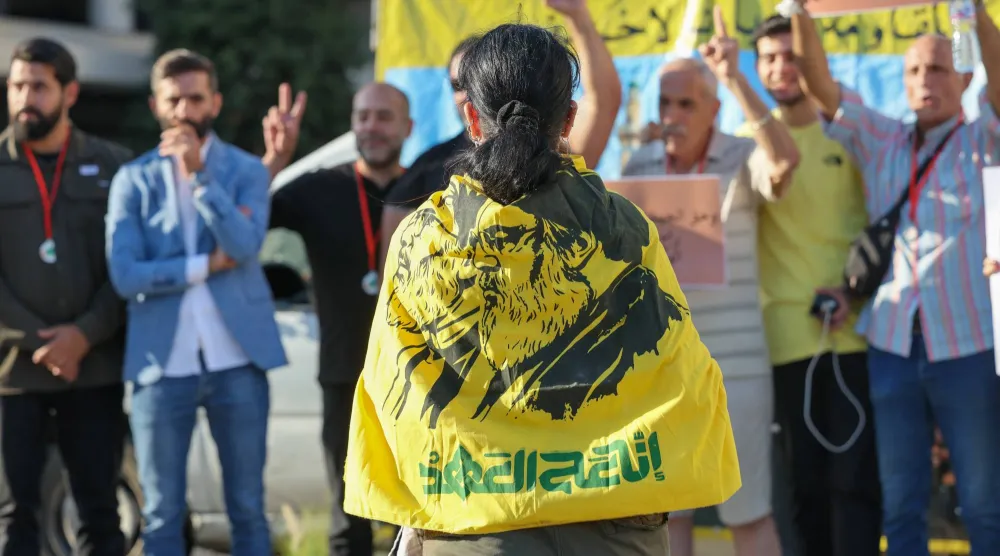 مناصرة لـ«حزب الله» تشارك في حراك معارض لمسار التفاوض اللبناني مع إسرائيل الذي تمضي به الدولة اللبنانية (إ.ب.أ)