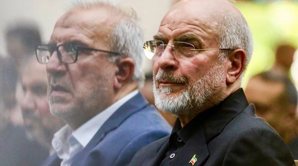 رئيس البرلمان الإيراني محمد باقر قاليباف (يمين) خلال إحياء ذكرى مرور 40 يوماً على دفن المرشد علي خامنئي في كربلاء وسط العراق 20 أغسطس 2026 (أ.ف.ب)