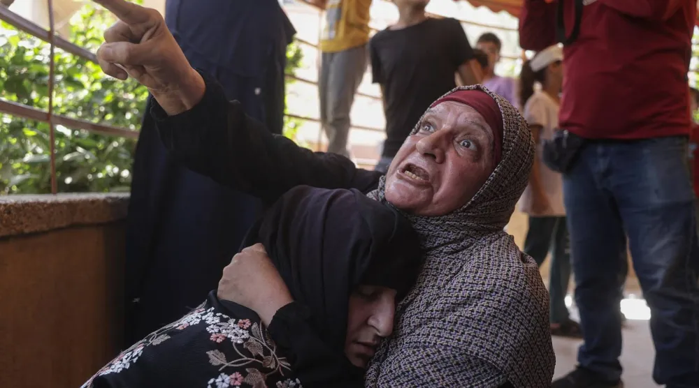 امرأة فلسطينية خلال جنازة سيدة قُتلت في غارة إسرائيلية قرب مستشفى ناصر في خان يونس (أرشيفية - أ.ف.ب)