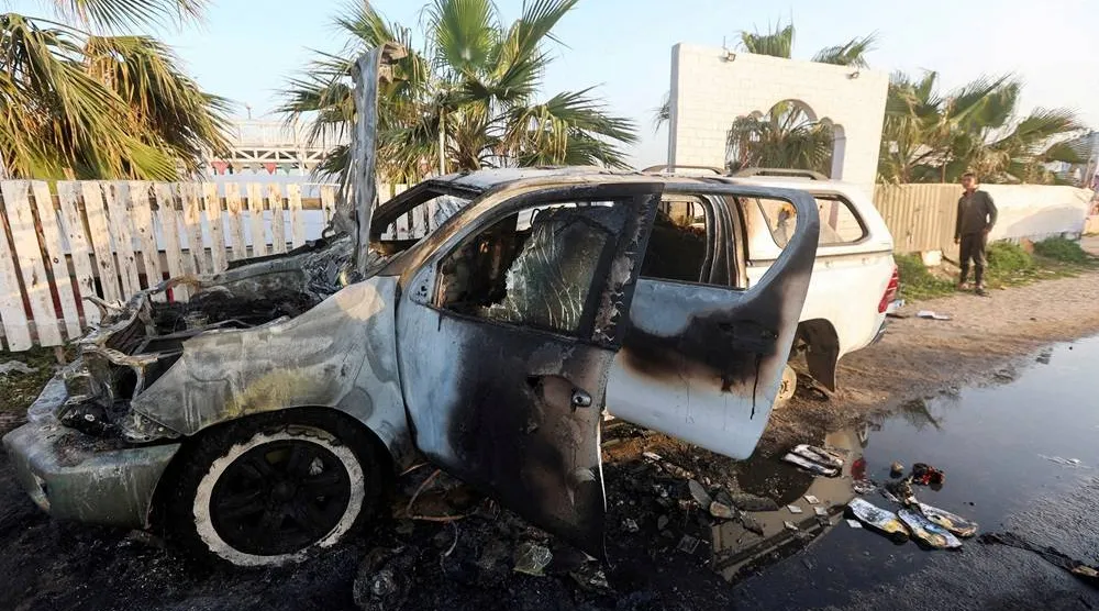 شخص ينظر إلى مركبة قُتل فيها موظفون من منظمة «وورلد سنترال كيتشن» في غارة جوية إسرائيلية في دير البلح وسط قطاع غزة في 2 أبريل 2024 (أرشيفية - رويترز)