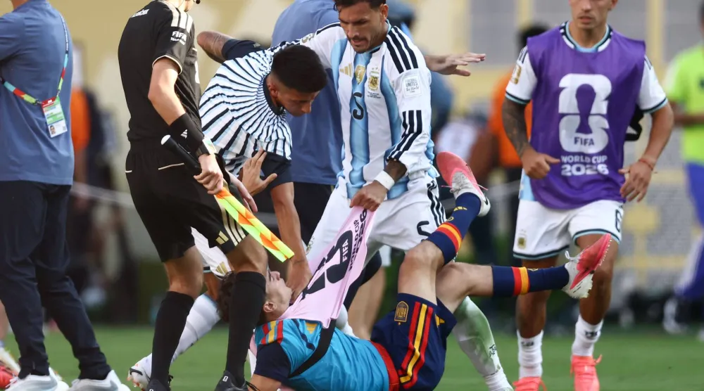 الأرجنتيني لياندرو باريديس لحظة اعتدائه على الإسباني غافي بعد نهائي المونديال (أ.ف.ب)