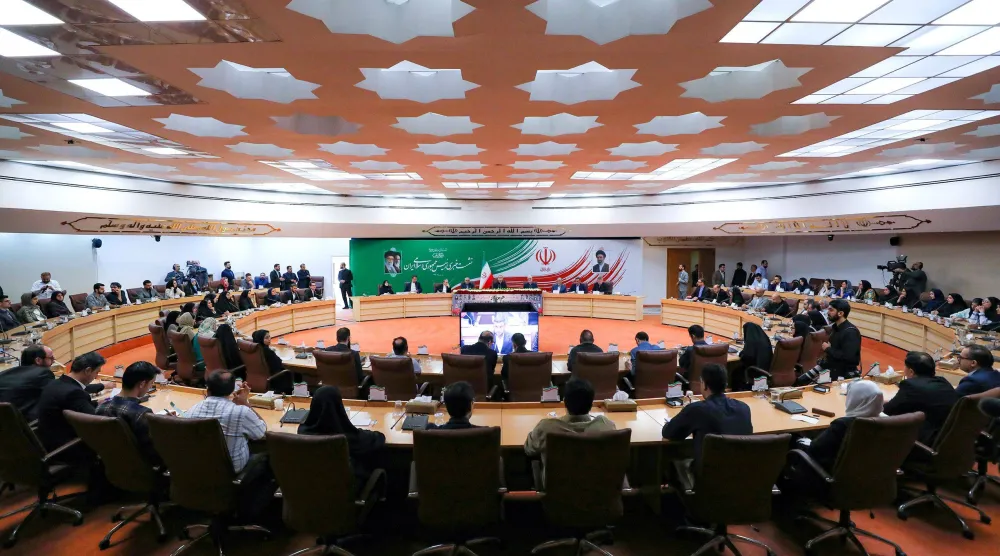 الرئيس الإيراني مسعود بزشكيان خلال مؤتمر صحافي في طهران 8 أغسطس 2026 (الرئاسة الإيرانية - أ.ف.ب)