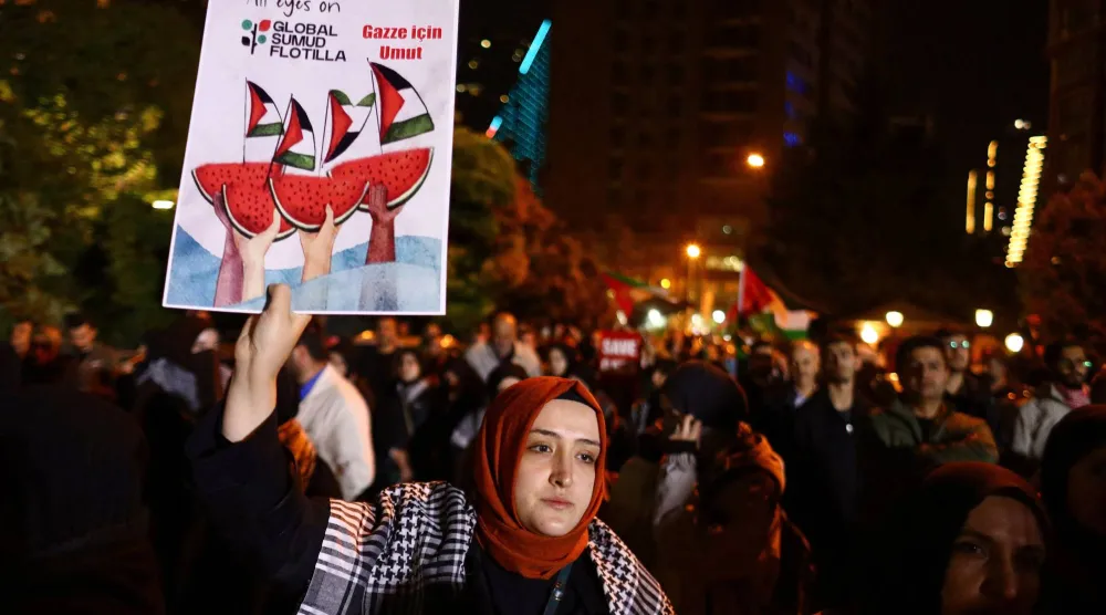 مظاهرة احتجاجية في إسطنبول ضد الهجوم الإسرائيلي على «أسطول الصمود» لدى توجهه بحراً إلى غزة في مايو الماضي (إعلام تركي)