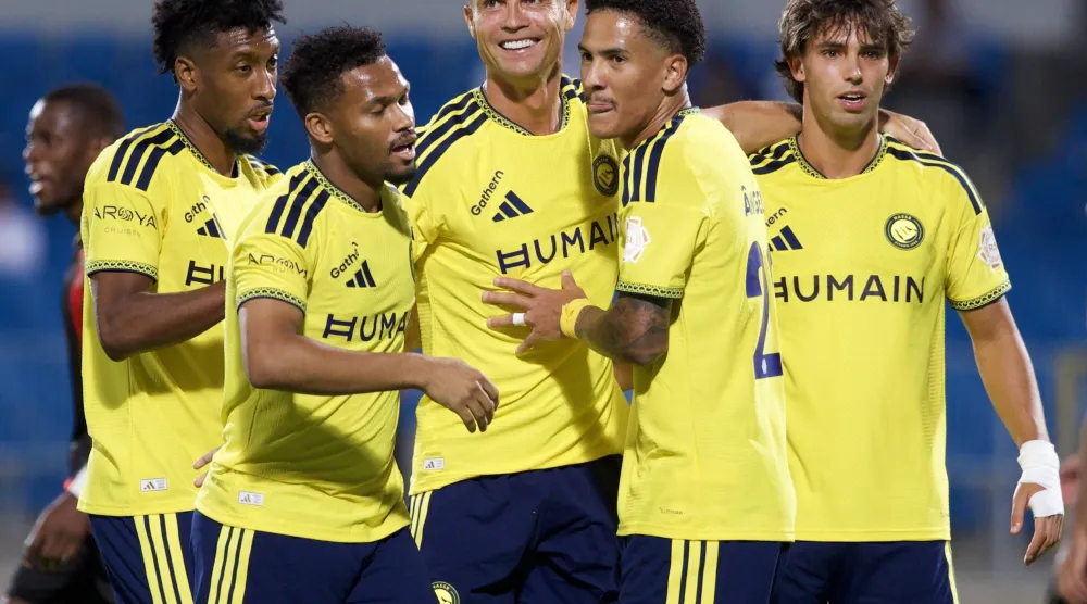 لاعبو النصر يهنئون رونالدو بالهدف (تصوير: نايف العتيبي)