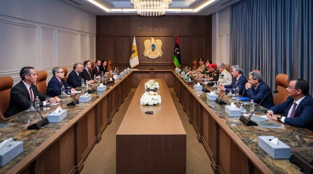 حفتر خلال استقباله بولس في بنغازي (وكالة الأنباء الليبية)