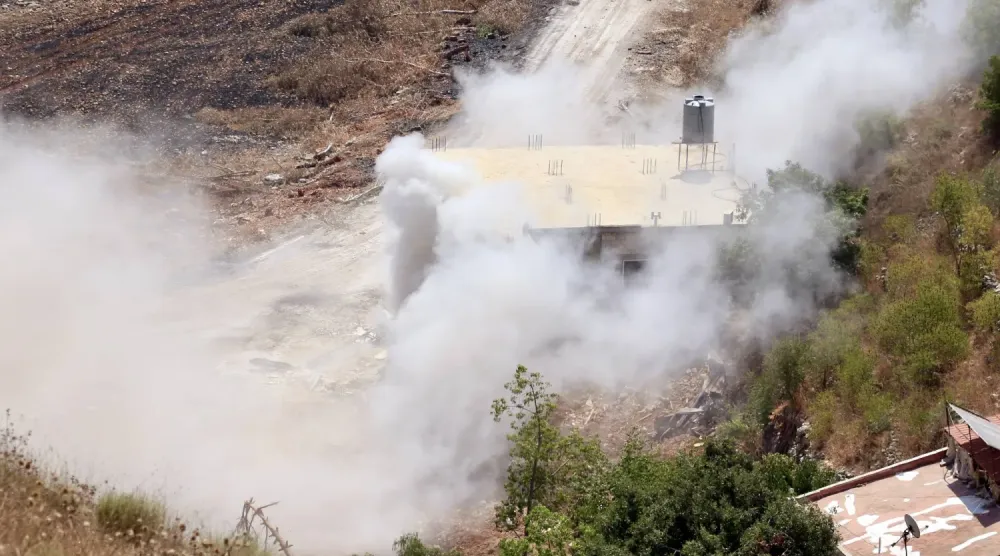 İsrail tanklarının Vadi es-Seluki bölgesindeki bir binayı bombalamasının ardından yükselen dumanlar... (Görüntü, Lübnan'ın güneyindeki Şakra köyünden alındı) (EPA)