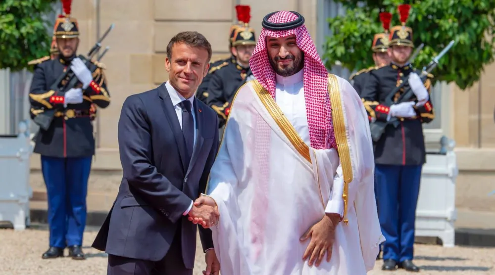 الرئيس الفرنسي مستقبلاً ولي العهد السعودي في قصر الإليزيه بالعاصمة باريس - 16 يونيو 2023 (واس)