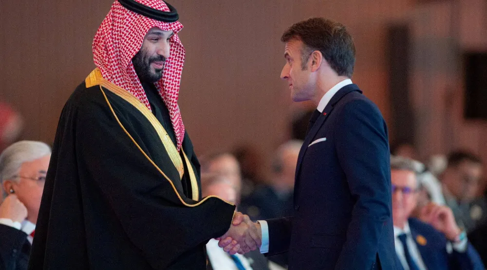 ولي العهد الأمير محمد بن سلمان مصافحاً الرئيس الفرنسي إيمانويل ماكرون خلال زيارة الأخير للسعودية في ديسمبر 2024 (رويترز)
