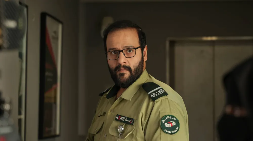 عبد المجيد الكناني في مشهد من فيلمه الجديد «عكس سير» (الشرق الأوسط)
