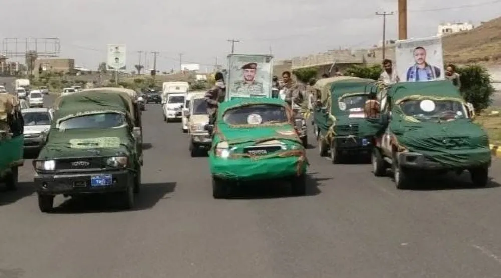 صورة بثها الإعلام الحوثي تظهر موكب تشييع أحد عناصر الجماعة في ريف صنعاء (الشرق الأوسط)