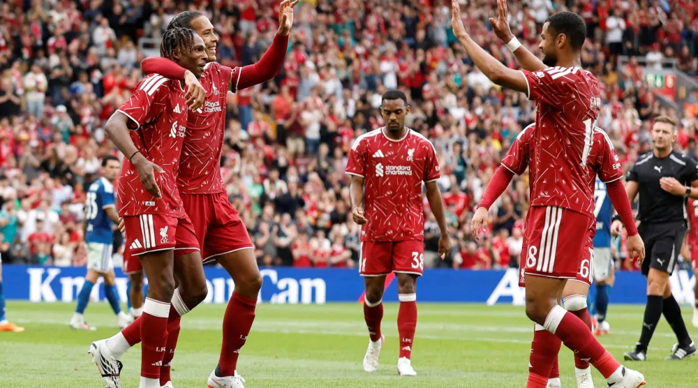 لاعب ليفربول جيريمي جاكيه يحتفل بتسجيل الهدف الأول لفريقه مع زميليه الهولنديين فيرجيل فان دايك وكودي خاكبو (رويترز)