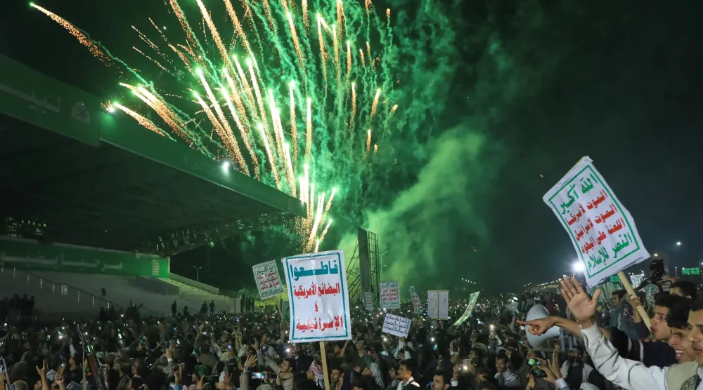 بالتزامن مع إعلان الجماعة الحوثية التصعيد العسكري بدأت احتفالاتها بالمولد النبوي (أ.ب)