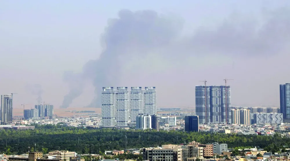 24 Temmuz 2026'da Irak Kürdistanı'ndaki Erbil Havalimanı yakınlarında meydana gelen patlamaların ardından yükselen duman, (AFP)
