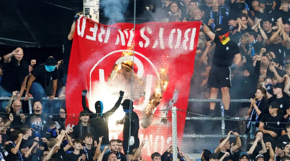 جماهير فالدهوف مانهايم تحرق قمصاناً وأعلاماً لكايزرسلاوترن مقلوبة رأساً على عقب في المدرجات (رويترز)