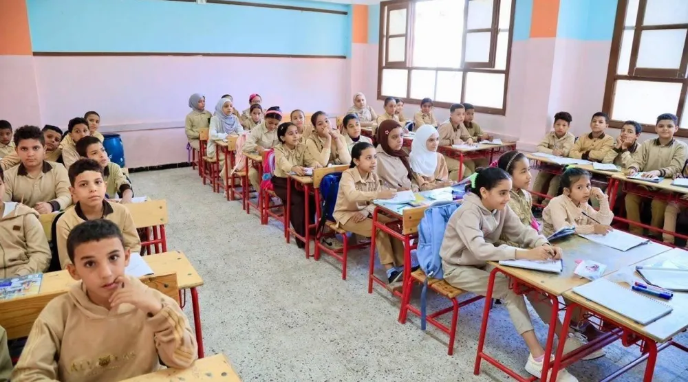 طلاب بإحدى المدارس الابتدائية بمحافظة الفيوم (صفحة وزارة التربية والتعليم المصرية على «فيسبوك»)