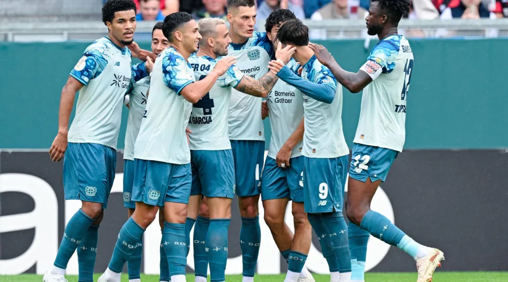 التشيكي باتريك تشيك لاعب باير ليفركوزن يحتفل مع زملائه بتسجيل الهدف الأول أمام فيهين فيسبادن (د.ب.أ)
