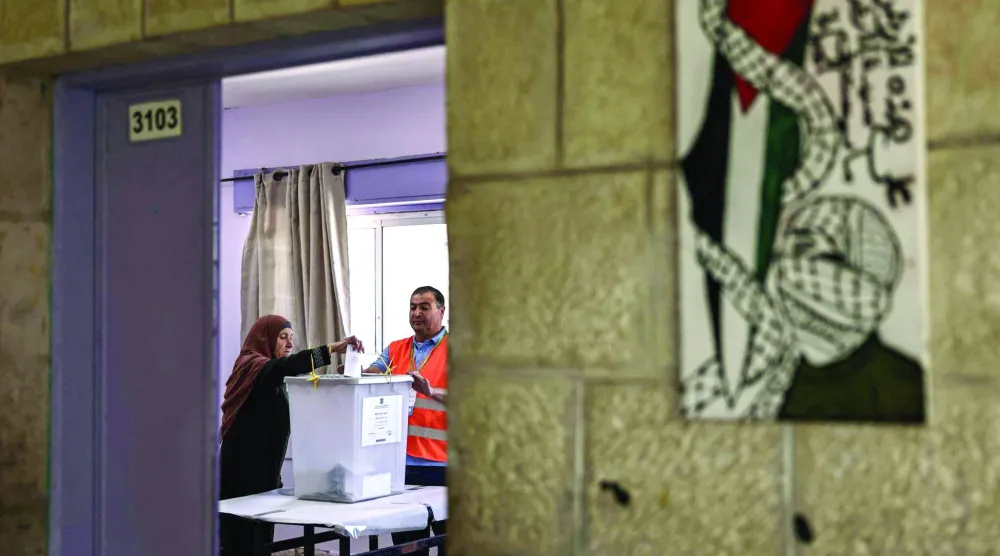 فلسطينية تدلي بصوتها في الانتخابات المحلية ببلدة بيرزيت الفلسطينية شمال رام الله بالضفة الغربية 25 أبريل 2026 (أ.ف.ب)