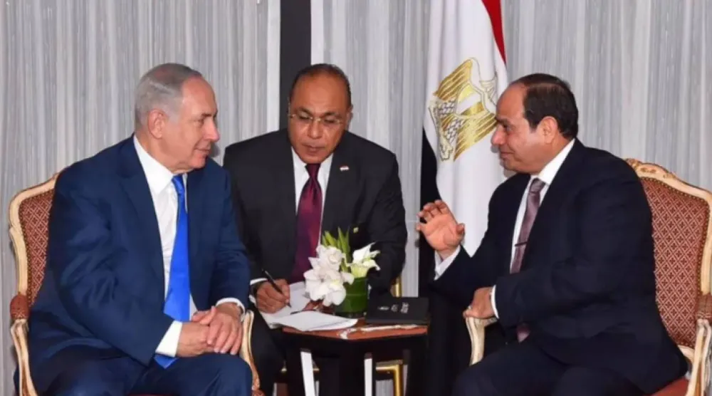 الرئيس المصري عبد الفتاح السيسي خلال لقاء رئيس الوزراء الإسرائيلي بنيامين نتنياهو على هامش اجتماع الجمعية العامة للأمم المتحدة 2017 (أرشيفية - رويترز)