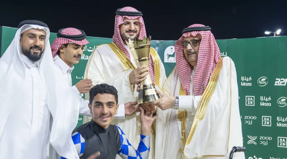 الأمير عبد العزيز بن أحمد خلال تتويج مربط عذبة بكأس إمارة مكة المكرمة (الشرق الأوسط)