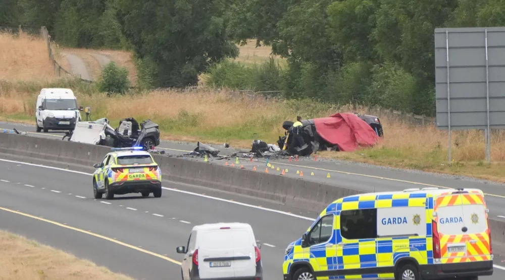 فرق الطوارئ في موقع حادث على طريق «إم 9» في مقاطعة كيلدير بآيرلندا بسبب سير في الاتجاه المعاكس (د.ب.أ)