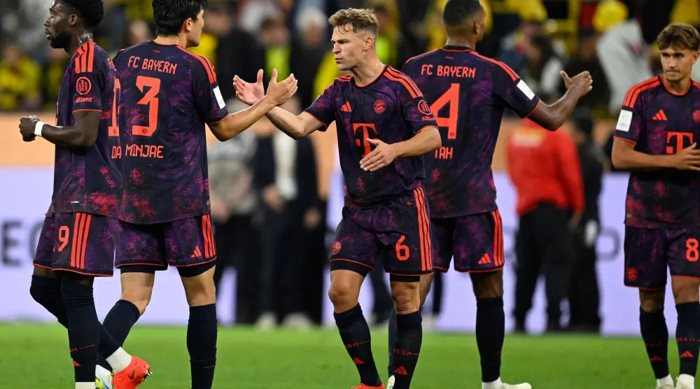 فرحة لاعبي بايرن ميونيخ بكأس السوبر المحلية بدورتموند (أ.ف.ب)