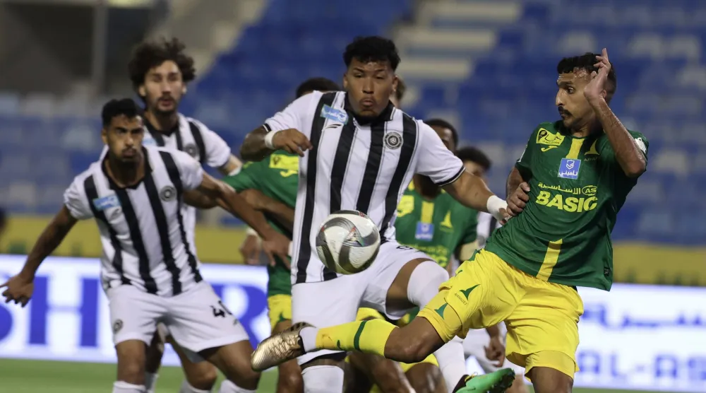 صالح العمري، لاعب الخليج في صراع على الكرة مع لاعبي الشباب (تصوير: عبد العزيز النومان) 