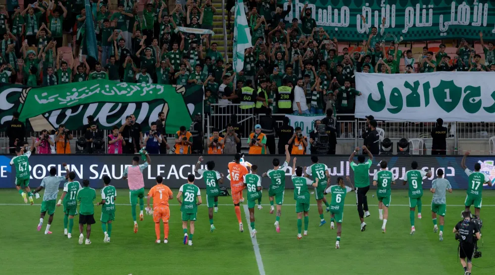 لاعبو الأهلي يحتفلون مع جماهيرهم بعد نهاية المباراة (موقع النادي)