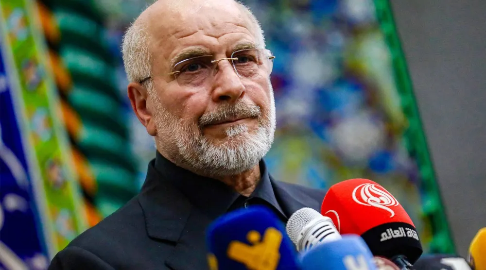 رئيس البرلمان الإيراني محمد باقر قاليباف خلال مؤتمر صحافي في كربلاء بالعراق 20 أغسطس 2026 (أ.ف.ب)