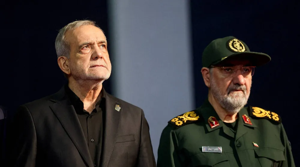  بزشكيان إلى جانب رضائي خلال مراسم وداع علي خامنئي في طهران، 3 يوليو 2026 (رويترز)