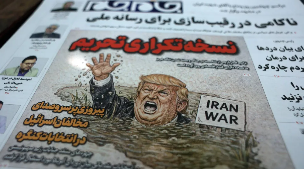 نسخة من صحيفة «جامع جام» الإيرانية اليومية تحمل رسماً كاريكاتورياً للرئيس الأميركي دونالد ترمب وعنواناً باللغة الفارسية: «نسخة العقوبات المكررة» (إ.ب.أ)