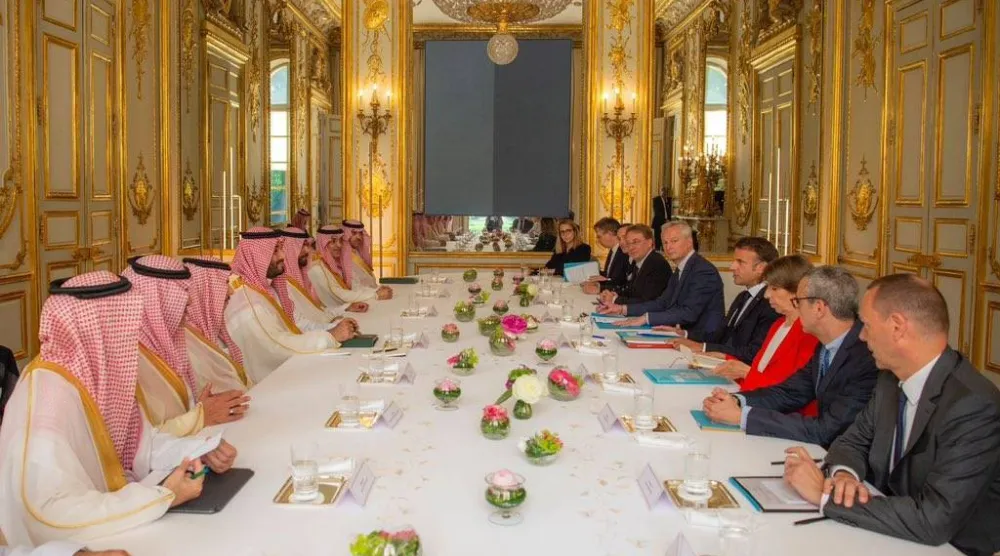 ولي العهد السعودي خلال لقاء سابق مع الرئيس الفرنسي في قصر الإليزيه بالعاصمة باريس (واس)