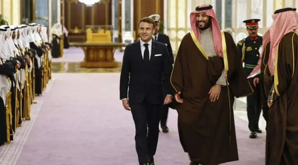 Prens Muhammed bin Selman ve Macron, Aralık 2024’te Riyad ziyareti sırasında (AP)