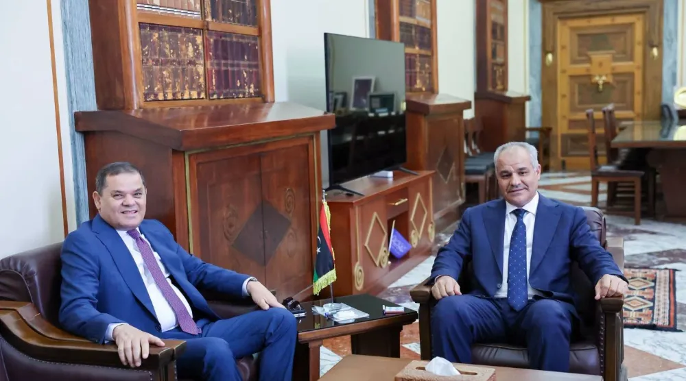 رئيس حكومة «الوحدة» الليبية عبد الحميد الدبيبة ومحافظ مصرف ليبيا المركزي ناجي عيسى يوم الأحد (مكتب الدبيبة)