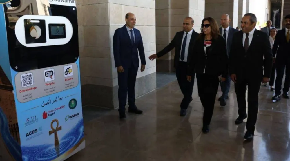 تدشين أول ماكينة لإعادة تدوير المخلفات البلاستيكية في يونيو الماضي (وزارة البيئة المصرية)