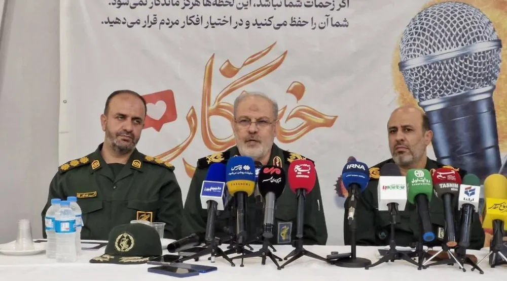 المتحدث باسم «الحرس الثوري» حسين محبي (وسطاً) خلال مؤتمر صحافي في كرج غرب طهران (أرنا)