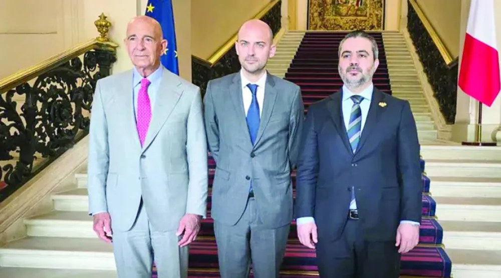 الشيباني والمبعوث الأميركي توم برَّاك يتوسطهما وزير خارجية فرنسا جان نويل بارو في باريس (سانا)