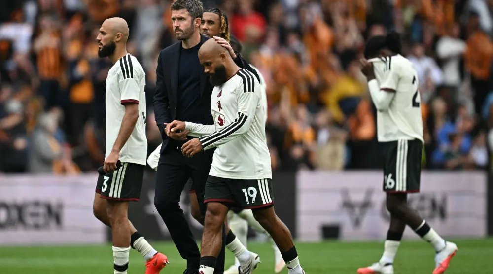 كاريك مدرب يونايتد ولاعبيه يخرجون من ملعب هال سيتي بصدمة الهزيمة (ا ف ب)