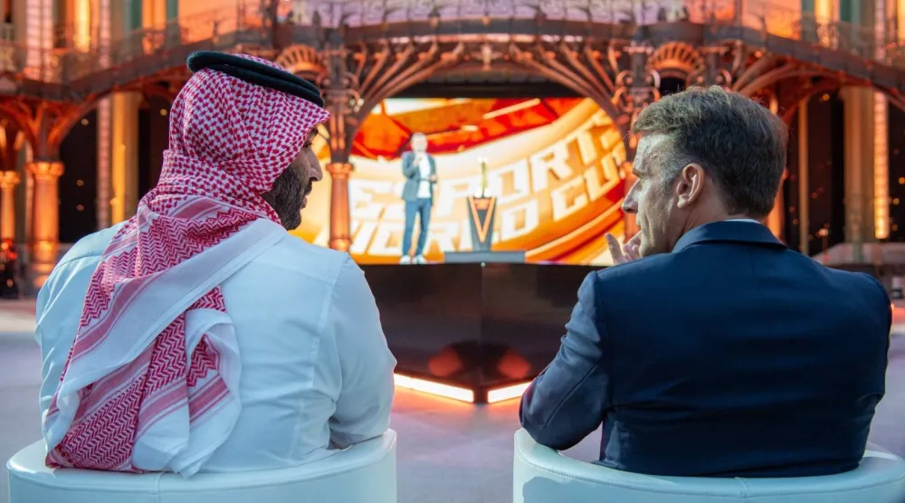 ولي العهد السعودي والرئيس في حديث قبل انطلاق الحفل الختامي (واس)