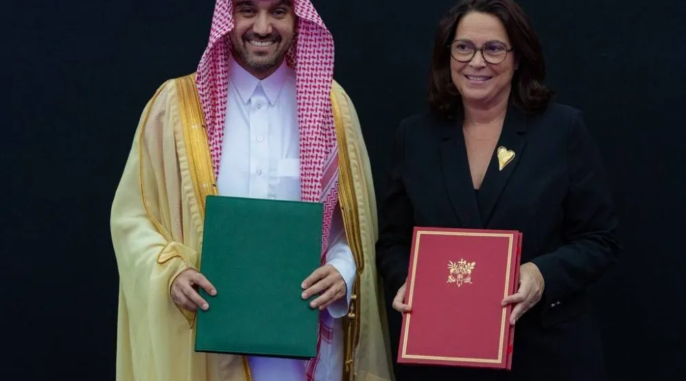 الأمير عبدالعزيز الفيصل ومارينا فيراري بعد توقيع مذكرة التفاهم (وزارة الرياضة)