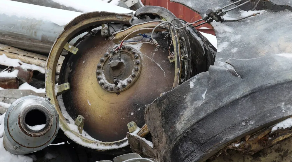 أجزاء من صاروخ تقول أوكرانيا إنه صُنع في كوريا الشمالية واستخدمته روسيا في غارة على مدينة خاركيف (رويترز)