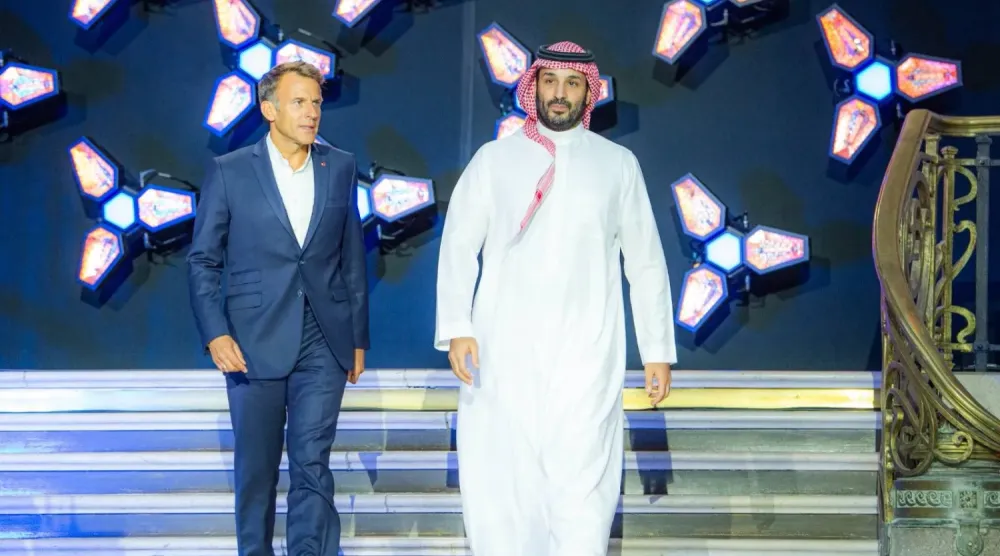 Suudi Arabistan Başbakanı ve Veliaht Prensi Muhammed bin Salman, Fransa Cumhurbaşkanı Emmanuel Macron eşliğinde 2026 FIFA E-spor Dünya Kupası kapanış töreni salonuna geldi. (SPA)