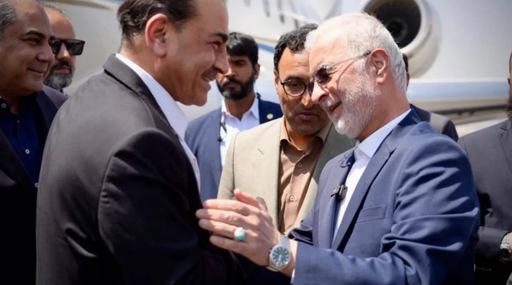 وزير الداخلية الإيراني اسكندر مؤمني يستقبل عاصم منير قائد الجيش الباكستاني لدى وصوله إلى مطار مهرآباد في غرب طهران (الرئاسة الإيرانية)