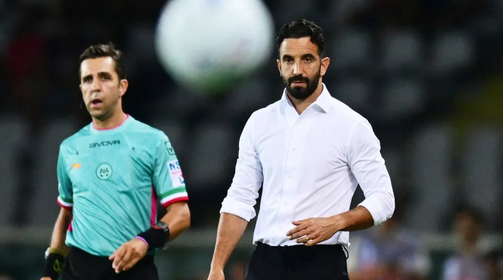 مدرب ميلان البرتغالي روبن أموريم خلال مواجهة تورينو ضمن الدوري الإيطالي لكرة القدم (رويترز)