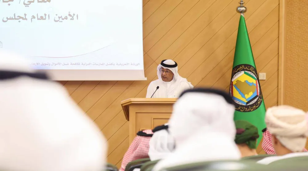 البديوي متحدثاً للحضور في الورشة التعريفية لأفضل الممارسات الدولية في مجال مكافحة غسل الأموال وتمويل الإرهاب بالرياض (مجلس التعاون)