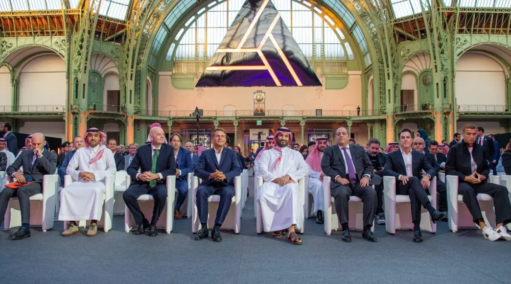 الأمير محمد بن سلمان وماكرون يتوسطان ضيوف حفل ختام كأس العالم للرياضات الإلكترونية في باريس (واس)