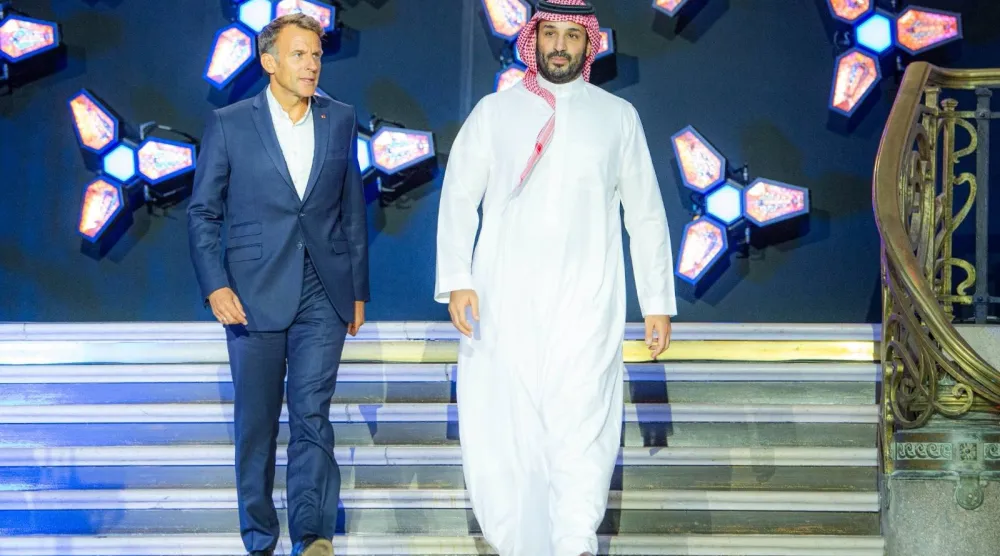 الأمير محمد بن سلمان ولي العهد السعودي والرئيس الفرنسي إيمانويل ماكرون خلال حضورهما يوم الأحد الحفل الختامي لبطولة «كأس العالم للرياضات الإلكترونية» (واس)