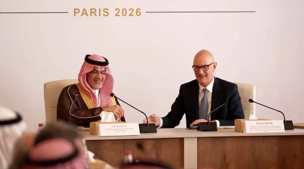 السيف وإلى جانبه وزير الاقتصاد والمالية والسيادة الصناعية والرقمية في فرنسا هو رولان ليسكور (الشرق الأوسط)