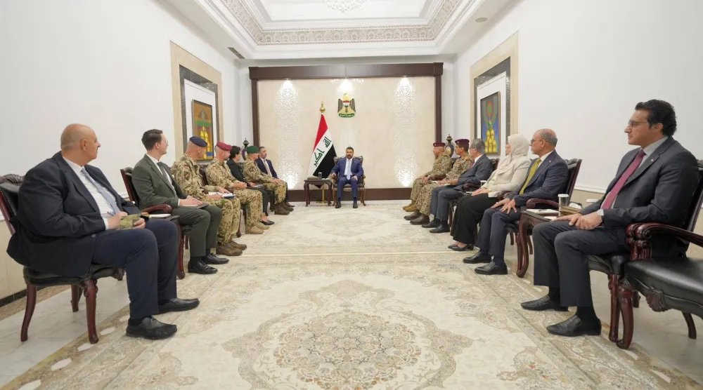 رئيس الحكومة العراقية علي الزيدي مستقبلاً الجنرال الألماني غونتر شنايدر والوفد المرافق (إكس)
