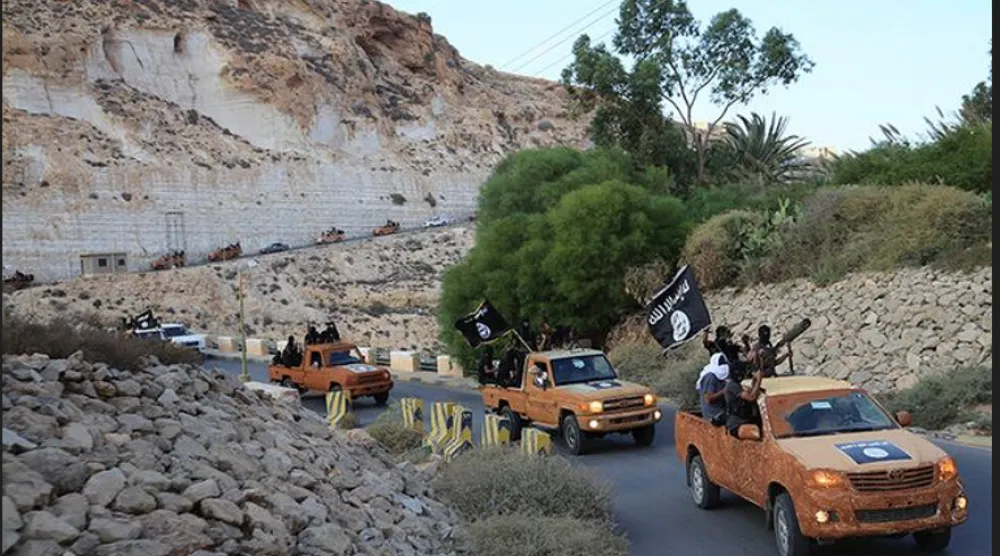 مسلحون يرفعون راية تنظيم «داعش» في درنة بليبيا عام 2015 (أرشيفية - رويترز)