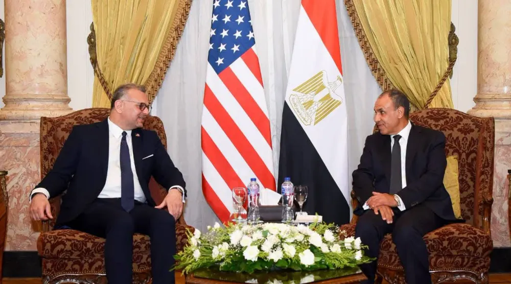 وزير الخارجية المصري خلال لقاء سابق مع كبير مستشاري الرئيس الأميركي للشؤون العربية والأفريقية (صفحة وزارة الخارجية على فيسبوك)